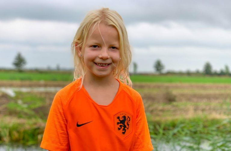 Carlijn Zomer op het veld tijdens EK wedstrijd Nederland ...