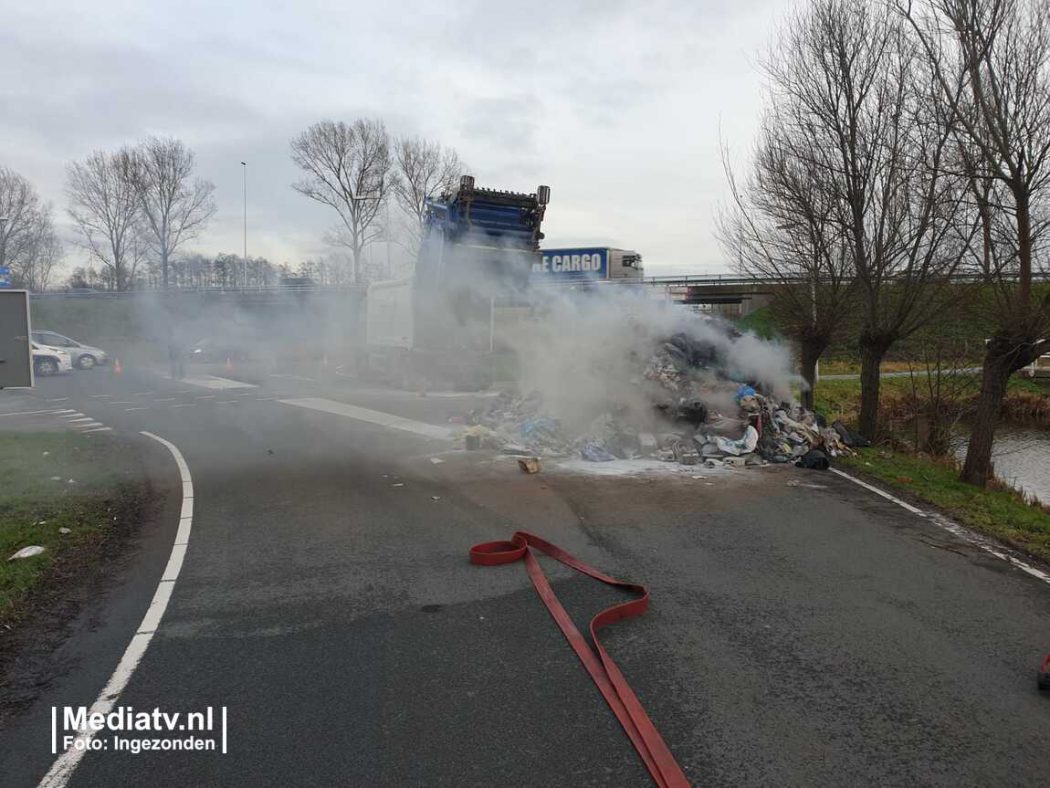 Afval in vuilniswagen in Reeuwijk in brand - Rebonieuws.nl