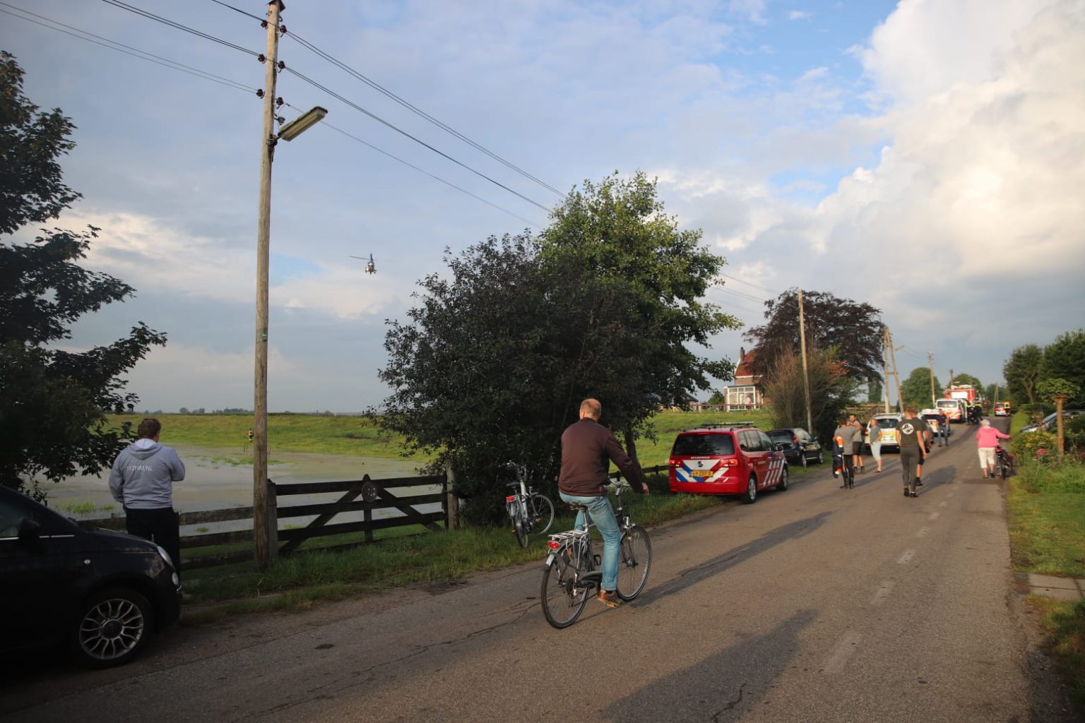 Dijk doorbraak in Reeuwijk, boeren helpen gat te dichten ...